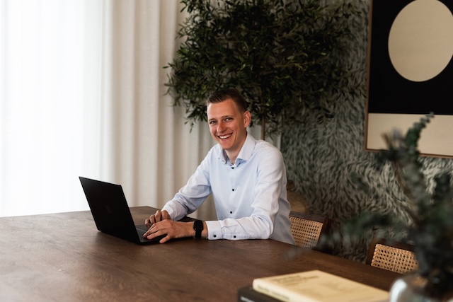 Jeroen collaborating with a team
